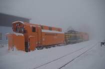 Schneepflug-Gespann der Erfurter Gleisbau GmbH am 24.02.2013 in Neuhaus am Rennweg. 