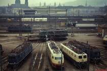 Blick in das Bw Würzburg mit mehreren Lokomotiven der BR 103 und 118 sowie einer 141 und einer 140 auf der Drehscheibe (April 1979)