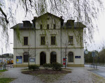 Auf Gleis 1 fhrt der  Elstertalexpress  ber Greiz nach Gera ab und auf Gleis 2 und 3 sind die Zge der Strecke Plauen - Adorf - Cheb zu Hause. Noch!!!! denn wenn man den Plnen der schsischen Landesregierung Glauben schenkt, wird der Bahnhof Weischlitz in naher Zukunft (2014) ohne Personenverkehr sein!
Photo vom 12.04.2011