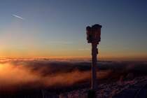 Diese rtselhafte Gestalt ist nichts anderes, als das vllig mit Eis berzogene Einfahrtssignal vom Bahnhof Brocken, welches ich am 25.01.2013, whrend der Bergfahrt, von der Plattform des letzten Wagens von P8937 aus, aufnehmen konnte! Die tiefstehende Nachmittagssonne lt die unter uns liegende Hochnebeldecke frmlich glhen!