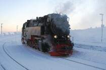 Im letzten Tageslicht und bei eisiger Klte prsentiert sich 99 7237, kurz vor bernahme von P8936 nach Wernigerode, am 25.01.2013 im Brockenbahnhof.