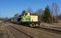 Autos aus Spanien nach berherrn.

Die letzten 20 Kilometer transportiert Wincanton die Zge. Hier 
im ehemaligen Bahnhof Wadgasen. Der Tf. wartet und beobachtet ob sich die Schranken am B auch wieder ffnen, dann geht es weiter nach Differten und dann heit es wieder anhalten und den nchsten B scharf machen.

Zuglok war Wincanton Lok 9, ex Saarbergwerke 9 von Kraus Maffei, Baujahr 1966.
98 80 3509 004-8 D-WINR

1 Mrz 2012

Bahnlinie Frstenhausen - Hostenbach / Bahnlinie Thionville - Vlklingen (zwischen Frstenhausen - Hostenbach - berherrn von Mosolf gepachtet)

In den 60er Jahren war die Strecke (F)Hargarten - berherrn - Vlklingen/Frstenhausen die am meist befahrene Gterzugstrecke in Deutschland.
Lang ist es her!