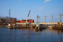 An der Peenebrcke in Anklam fhrt die Firma Hentschke umfangreiche Bauarbeiten durch, hier fr den zweiten Brckentrog / Klappbrcke. Die Arbeiten ruhten als der Gterzug mit der Railion Logistics Lok 155 236-3 ber die erste eingebaute Klappbrcke fuhr.
