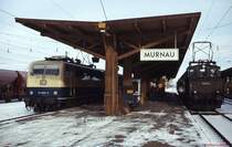 Zwischen diesen beiden Lokomotiven, die sich Anfang Januar 1979 im Bahnhof Murnau treffen, liegen 66 Jahre: Die 1909 f�r die LAG-Strecke Murnau-Oberammergau gebaute 169 002-3 wird immer noch auf ihrer Stammstrecke eingesetzt, w�hrend 111 005-5 (Baujahr 1975) auf dem Weg von M�nchen nach Garmisch-Partenkirchen ist