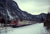 Eine 601-Garnitur ist im Dezember 1978 als IC 1150  Karwendel  (Frankfurt - Seefeld) zwischen Mittenwald und Scharnitz unterwegs