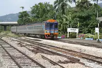SP EXP DRC 41 von Bangkok nach Yala mit dem APD.20 2520 an der Spitze fährt am 07.Jänner 2013 durch die Ron Phibun Station.