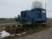 Gleich am Orteingang von Samtens,aus Richtung Stralsund,steht diese ehmalige Werklok am Bahnhof.Aufgenommen am 26.Februar 2013.