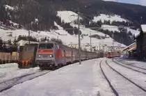 Im italienischen Grenzbahnhof San Candido / Innichen stehen am 21.1.1991
Loks und Z�ge der italienischen FS und der �sterreichischen �BB.
Vorne links sieht man die FS E 636.459, die gerade den Puztatal Express
gebracht hat. Daneben steht ein Regionalzug mit Steuerwagen voraus in
Richtung Brenner. Im Hintergrund hat die �BB 1042.632 einen Regionalzug
Richtung �sterreich am Haken.