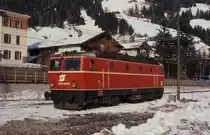 �BB Elektrolok 1044.104 wartet am 21.1.1991 im italienischen Bahnhof
San Candido / Innichen auf den Puztatal Ex 433, um diesen weiter nach
Lienz zu bef�rdern.
