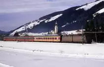 Villabassa am 21.1.1991
Der Pusztatal Express Ex 433 mit FS Elektrolok 636.459 hat nur noch
wenige Kilometer bis zum Grenzbahnhof San Candido / Innichen zur�ck zu legen. 
Dort �bernimmt eine Lok der �BB den Zug und bef�rdert ihn weiter zum Ziel-
bahnhof Lienz in �sterreich. 