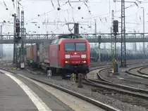 145 038 verl�sst am 23.02.2013 mit einen gemischten G�terzug am Haken Mainz Bischofsheim.