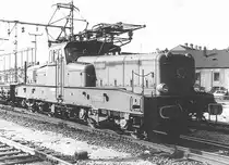 Luxemburg, Bahnhof Bettemburg, luxemburgische E-Lok CFL BB-3620 in blaugrauer Originalausf�hrung mit einem G�terzug. Sie entspricht der 25000 V Serie BB-12000 der SNCF. Scan eines Scharz-Weiss-Fotos aus dem Jahr 1970.