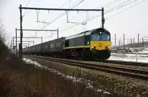Die Class 66 PB15 von Railtraxx BVBA zieht einen Bulkhaul-Containerzug aus Aachen-West durch Montzen-Gare(B) und f�hrt in Richtung Vise(B) bei Winterwetter am 28.2.2013.