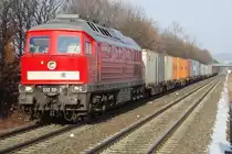 G�terzugumleiter auf der S�dbahn - Auf Grund der Erneuerung der Eisenbahnbr�cke �ber den Rhein zwischen �sterreich und der Schweiz bei St. Margarethen werden die G�terz�ge nach/von Wolfurt �ber die S�d- und Bodenseeg�rtelbahn umgeleitet. Kurz vor Durchfahrt der Haltestelle Friedrichshafen Flughafen wurde 232 131-3 mit ihren Container- und Schiebewandwagen fotografiert (18.02.2013).