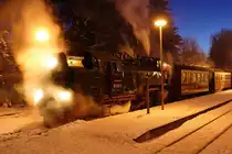 Zur�ck vom Brocken. Vor der Weiterfahrt auf der letzten Etappe nach Wernigerode, legt 99 7237 mit P8936 am Abend des 25.01.2013 im Bahnhof Drei Annen Hohne eine letzte gr��ere Verschnaufpause ein!