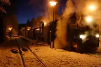 Am Abend des 25.01.2013 steht 99 7237 mit P8936 vom Brocken, w�hrend der letzten Abendd�mmerung, im Bahnhof Drei Annen Hohne zur Abfahrt bereit. Wie die Rauchfahne zeigt, sind gerade noch ein paar Schippen Kohle aufgelegt worden. Viel ist es nicht mehr, denn bis zum Endbahnhof Wernigerode weist die Strecke nur noch Gef�lle auf, wo eigentlich nur noch  gerollt  wird. Der Lokf�hrer hat hier vornehmlich nur die Aufgabe, mit Hilfe der Bremsen ein �berm��iges Beschleunigen des Zuges zu verhindern.