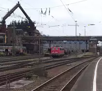 Ob wir sie jemals (im Saarland) wieder sehen?

Ab dem 01.03.2013 wird ein anderer Betreiber die Loks f�r den Suppenzug stellen.
Das ist wohl auch das Aus f�r 139 132-5, die in den letzten Wochen fast ausschlie�lich an der Suppe war.
DB Schenker wird die Loks nicht mehr stellen, in V�lklingen steht schon ein FRET(chen) BB 4 37022 bereit um die Suppe zu �bernehmen. Die Lok ist in SNCF Lackierung und geh�rt der Tochter Akiem.

139 132-5 hat von der Suppe abgekuppelt und setzt nun um, denn sie mu� wieder leere Torpedowagen zum Bef�llen nach Dillingen zum Hochofen transportieren.

V�lklingen - 28.02.2013