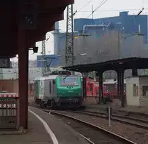 Ich find´s Prima, denn ich bin die neue Suppenlok!

Ab dem 01.03.2013 wird ein anderer Betreiber die Loks f�r den Suppenzug stellen.

DB Schenker wird die Loks nicht mehr stellen, in V�lklingen steht schon ein FRET(chen) BB 4 37022 bereit um die Suppe zu �bernehmen. Die Lok ist in SNCF Lackierung und geh�rt der Tochter Akiem.

Die neue kam gerade von einer Personalschulungsfahrt zur�ck und wurde auf Gleis4, dem ehemaligen Bahnsteig der K�llertalbahn, abgestellt.

V�lklingen - 28.02.2013