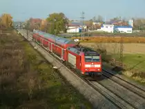 146 111-0 mit einem RE nach Basel Bad. Bf am 05.11.11 kurz nach der Durchfahrt durch den ehemaligen Bahnhof Buggingen. Heute ist er nur noh ein Hp. Der alte G�ter-/Rangierbahnhof und die Anschlusskurve zum Kalibergwerg verfallen.