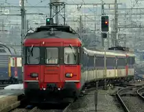 RBe 540 Pendel als Ersatzzug Luzern-Z�rich in Bahnhof Zug am 23.02.2013.
Gut zu sehen ist wie der vordere Triebwagen  durchh�ngt .