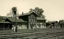 1960 sah der Bahnhof in Hasbergen an der Rollbahn so aus!
Bahnsteigsperre und Fahrkartenh�uschen geh�rten seinerzeit noch
zu den �blichen Einrichtungen der Bahn. F�r das Betreten des Bahnsteigs
musste man eigens eine Bahnsteigkarte l�sen! 
Rund 100 Bahnbedienstete waren damals in diesem Bahnhof und den dazugeh�rden 
Nebengeb�uden wie den Stellwerken und der G�terabfertigung t�tig!