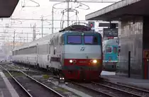 Roma Termini am 12.1.2006.
E 444.045 f�hrt mit einem IC ein.
