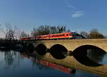 628 423 von der G�ubodenbahn und 628 570 von der S�dostbayernbahn als RB nach Salzburg am 02.03.2013 auf der Saalachbr�cke bei Freilassing.