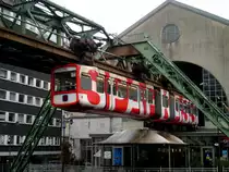 Wuppertaler Schwebebahn in Richtung Oberbarmen Bahnhof am Haltepunkt Hauptbahnhof/D�persberg.(28.2.2013)   