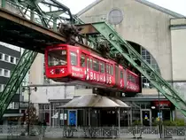  Wuppertaler Schwebebahn in Richtung Oberbarmen Bahnhof am Haltepunkt Hauptbahnhof/D�persberg.(28.2.2013) 