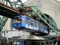  Wuppertaler Schwebebahn in Richtung Oberbarmen Bahnhof am Haltepunkt Hauptbahnhof/D�persberg.(28.2.2013) 