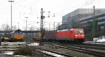 185 384-5 DB kommt aus Richtung K�ln,Aachen-Hbf mit einem langen Containerzug aus Gallarate(I) nach Zeebrugge(B) und f�hrt in Aachen-West ein,und auf dem  Abstellgleis steht ein Class 66 DE6309 von DLC Railways  bei vor  fr�hlingswetter am 2.3.2013.