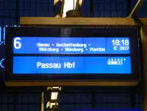 Zugzeilanzeiger des IC 2027 Hamburg Altona - Passau HBF.
Aufgenommen am 16.02.13 in Frankfurt (Main) HBF.