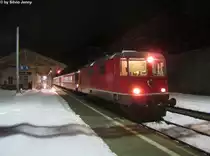 Re 4/4'' 11121 am 28.2.2013 in Vallorbe als S12015 nach Lausanne. Die Zusatzz�ge 12015 und 12017 bestehen aus einer Re 4/4'' und 4 KlB-Wagen. Die beiden Loks werden jeweils morgens um 4 Uhr mit dem Nachtzug 220 nach Paris zugef�hrt.