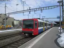 Bem 550 001-2 ''La Donzelle'' + 550 003-8 ''Le Mandement'' verlassen am 18.2.2013 Genf als R 96742 nach Bellegarde. Die Regios nach Bellegarde werden immer noch durch die Bem 550 gefahren, da die Flirt's nur bis la Plaine zugelassen sind. Doch das Ende dieser Kleinstserie bei den SBB neigt sich dem Ende zu. Ab 2014 sollen die Bahnanlagen der SNCF ab Genf auf 25kV/50Hz umelektrifiziert werden. Ab dann k�nnen die Bem 550 nicht mehr ben�tigt werden. Ein Verkauf an die tl f�r die m1 Renens - Lausanne-Flon kam aufgrund zu unterschiedlicher Konstruktion nicht in Frage. Somit droht diesen Fahrzeugen unweigerlich die Ausmusterung.