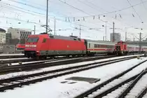 101 054 schiebt den EC 114 in den M�nchener Hbf. am 02.03.2013