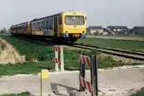 DH2 3224 und DH1 3103 w�hrend eine Sonderfahrt Stiens-Leeuwarden auf das Endpunkt der ehemalige G�terstrecke Stiens-Leeuwarden in Stiens am 11-4-1992. Bild und scan: Date Jan de Vries.  