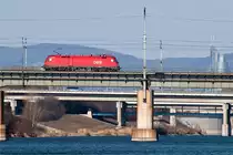 1116 025 f�hrt als Lz �ber das Wiener Entlasungsgerinne. Die Aufnahme enstand Anfang M�rz 2013, zwischen Wien Praterkai und Wien Lobau.