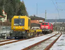 Ein GAF 100, 218 272-3 und ein Schneepflug stehen am 02. M�rz 2013 auf Gleis 6 in Kronach abgestellt.