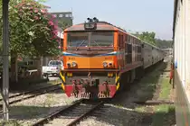 ALS 4101 (Co'Co', de, Alsthom, Bj.1974) mit dem ORD 445 (Chumphon - Hat Yai Junction) wartet am 07.J�nner 2013 im Bf. Na Bon die Kreuzung mit dem ORD 446 (Hat Yai Junction - Chumphon) ab.