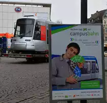 Ein Traum k�nnte wahr werden. Am 10. M�rz 2013 werden die Aachener in einem B�rgerentscheid bestimmen ob hier eine neue Stadtbahn gebaut wird. Bis mitte der 70er Jahre gab es hier eine Strassenbahn mit einem gro�en Schienennetz, das immer weiter zur�ckgebaut wurde um die Stadt Autofreundlicher zu machen. 
Geplant ist in der ersten Bauphase eine ca.12,5 Kilometer lange Trasse, die von Aachen-Brand durch den Stadtkern von Aachen �ber den neuen Campus der RWTH zum Klinikum f�hrt. Die Kosten werden mit ca. 240 Mio. Euro veranschlagt, wovon die H�lfte von Bund und Land finanziert werden. Mit Zinsen, Tilgung und Betriebskosten w�rden etwa 4,0 - 6,5Mio. Euro j�hrlich anfallen. Diese Zahlen haben hier in Aachen viele B�rger verunsichert. Es hat sich unter anderem eine B�rgerinitiative  Campusbahn=Gr��enwahn  gegr�ndet die dieses Projekt scheitern lassen will. Ich hoffe sehr das sich die Aachener f�r eine Stadtbahn entscheiden, es w�re schade so eine Gelegenheit ungenutzt zu lassen und eine Umweltfreundliche und attraktive Nahverbindung zu bauen. 
 Ach ja, im Hintergrund steht am 03.03.2013 Triebwagen 3371 der Rheinbahn aus D�sseldorf auf dem Willy Brand Platz auf einem Tieflader um f�r die Campusbahn zu werben.