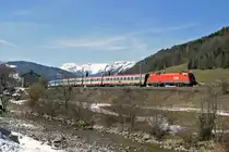Vor der tollen Kulisse der Rax f�hrt 1116.269 mit EC-102 am 3.3.13 Richtung Wien