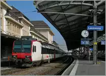 Im Sport wird nicht nur gemogelt und gedopt, sondern die Sportsfreunde sind je nach Sportart eine Gefahr f�r die Gesellschaft. So ist man in Lausanne auf die Idee gekommen, beim Verkehren von Fussballz�gen das Gleis 1 mit Schutzz�gen auf Gleis 2 vom �brigen Bahnhof zu trennen. 
Hier wird die Schutzmauerwirkung zwei vierteiligen Dominoz�gen anvertraut.
3. M�rz 2013