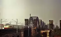 Eine 103 f�hrt im Sommer 1980 �ber die Rheinbr�cke D�sseldorf-Neuss. Rechts sind die Reste der nach der Zerst�rung im 2. Weltkrieg nicht wieder aufgebauten s�dlichen Br�cke zu sehen.