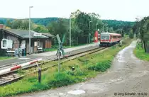 Zur Sicherung des Bahn�bergangs war der kleine Haltepunkt Freienorla auch am 16.9.00 noch besetzt. Fahrg�ste nach Orlam�nde stiegen dort schon aus, denn �ber die kreuzende Stra�e erreichten sie den Ort schneller als vom Bahnhof Orlam�nde aus. 