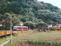 Die  Orlabahn  verl�sst ihre Endstation Orlam�nde in einer langgezogenen Linkskurve und �berquert dann die Saale auf einer Fachwerkbr�cke. (Blick nach Norden am 16.9.00)
