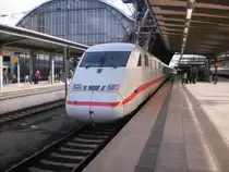 402 028-5 steht am 03.03.2013 am Bremer Hauptbahnhof um als ICE 631 nach M�nchen aufzubrechen.