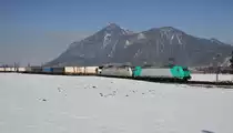 185 618-6 RBS AF und 185 539-4 von TXL fahren am 3.3.2012 mit einem KLV durch Niederaudorf Richtung Kufstein, weiter nach Italien.
