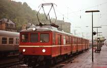 426 002 am 24.05.1978 in Koblenz Hbf. Der Triebwagen wurde für die  mit Gleichstrom betriebene Peenemünder Schnellbahn gebaut und stimmte im wagenbaulichen Teil mit der Bauart 1939 der Berliner S-Bahn überein. Nach dem Krieg kam er zur Isartalbahn und wurde 1956 auf Wechselstrom umgebaut. Heute steht er im Historisch-Technischen Museum Peenemünde.