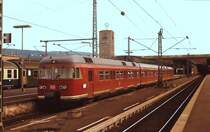 427 405 verläßt im Mai 1978 den Stuttgarter Hauptbahnhof. Zu diesem Zeitpunkt war er der letzte in der Originalfarbgebung, die anderen vier Triebwagen waren schon beige-türkis lackiert.