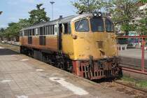 Es macht ja nichts aus wenn die Scheibe gebrochen ist, man ist ja sowieso schienengebunden. GEK 4037 (Co'Co', de, General Electric, Bj.1963, Fab.Nr. 34886)am 07.Jnner 2013 im Bf. Surat Thani. 
